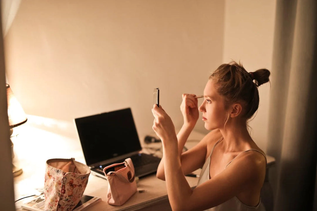 women's doing make up